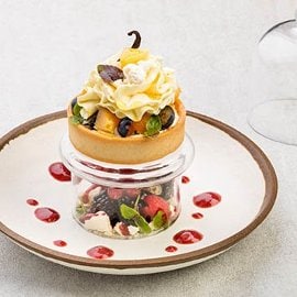 Crostatina alle mele cotogne cotte nella vaniglia con crema al tiramisù e marsala coulis ai frutti rossi e basilico Crostatina alle mele cotogne cotte nella vaniglia con crema al tiramisù e marsala coulis ai frutti rossi e basilico